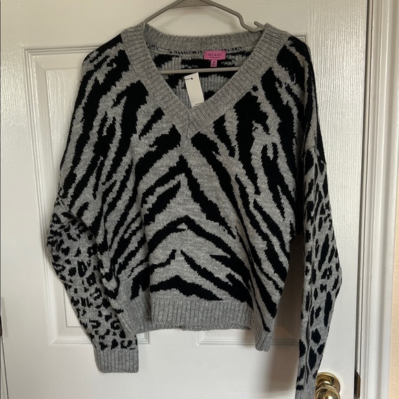 NWT Miami (Francesca’s) Black and Gray Animal Print V-Neck Sweater - Picture 1 of 4